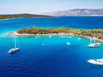 Da Makarska:Hvar e l'isola di Brač: tour di un giorno in motoscafo