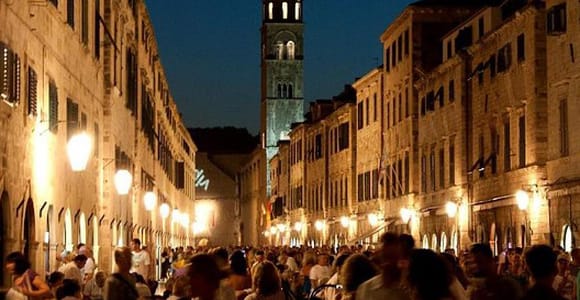 Dubrovnik Old Town: Night tour with History, Wine & Bites