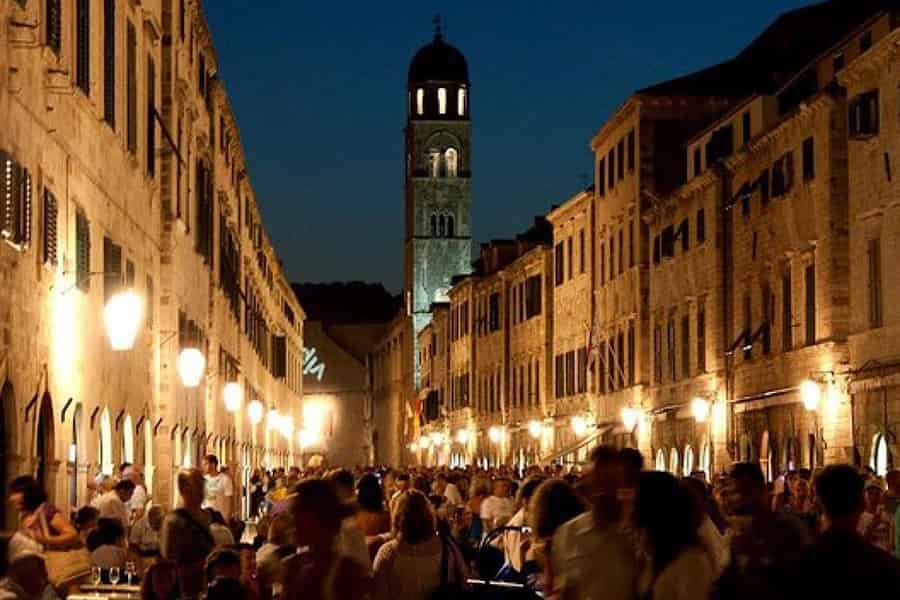 Dubrovniks Altstadt: Nachttour mit Geschichte, Wein und Bissen. Foto: GetYourGuide Dubrovniks Altstadt: Nachttour mit Geschichte, Wein und Bissen. Foto: GetYourGuide