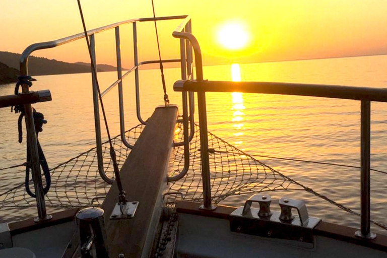 Bodrum: Private Bootstour zum Sonnenuntergang mit AbendessenBodrum: Private Bootsfahrt bei Sonnenuntergang mit optionalem Abendessen