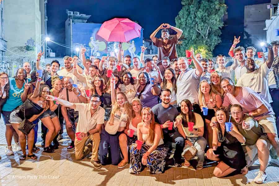 Athen: Party-Kneipentour mit 1 Stunde Freigetränken & VIP-Club-Zugang. Foto: GetYourGuide Athen: Party-Kneipentour mit 1 Stunde Freigetränken & VIP-Club-Zugang. Foto: GetYourGuide