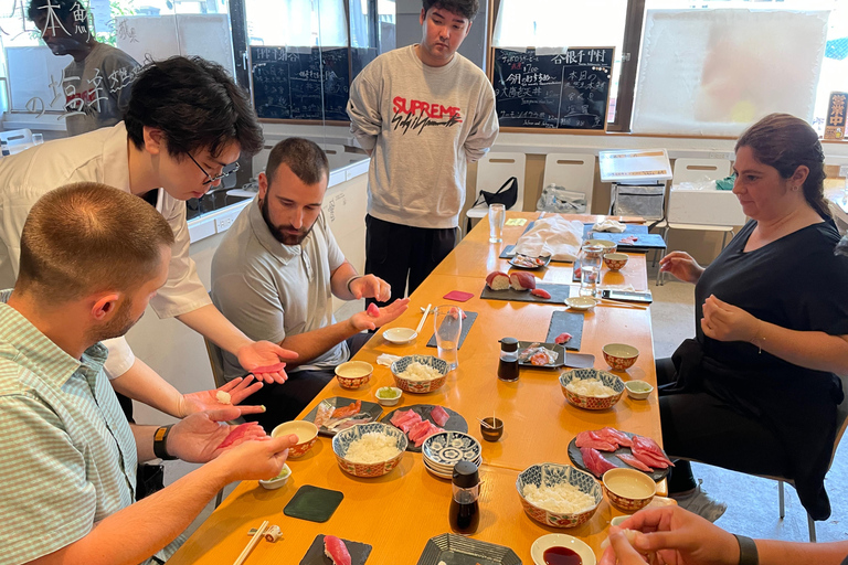 طوكيو: جولة في سوق تويوسو مع تقطيع التونة وصنع السوشي