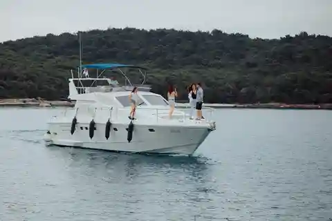 Pula: Halv- eller heldags båttur på yacht med skeppare
