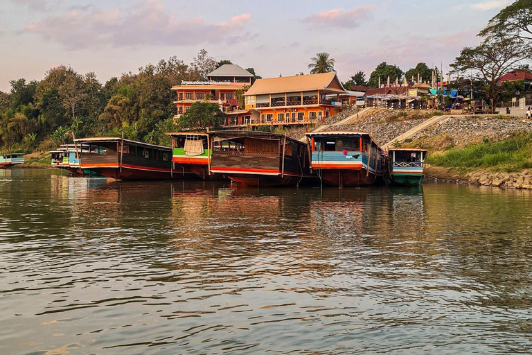 Viagem de barco lento: Chiang Mai a Luang Prabang 3Dias 2NoitesViagem de barco lento: Chiang Rai a Luang Prabang 3Dias 2Noites