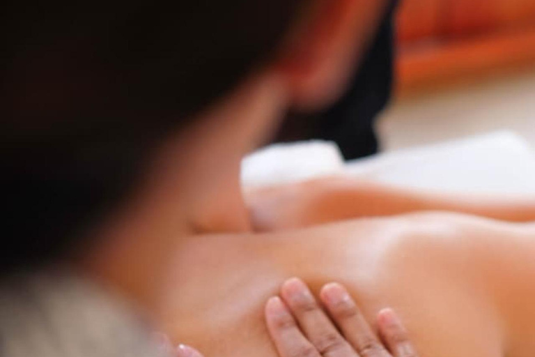 كانجو: علاجات التدليك والسبا في منتجع Svaha Spa Batu Bolongتدليك بالحجر الدافئ لمدة 60 دقيقة (فردي)