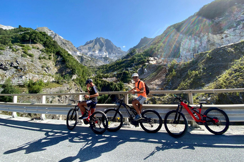 Tour in E-Bike alle Cave di Marmo di Carrara con degustazione di strutto