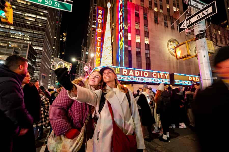 New York City: Weihnachtstour in kleiner Gruppe mit dem Empire State Building. Foto: GetYourGuide New York City: Weihnachtstour in kleiner Gruppe mit dem Empire State Building. Foto: GetYourGuide