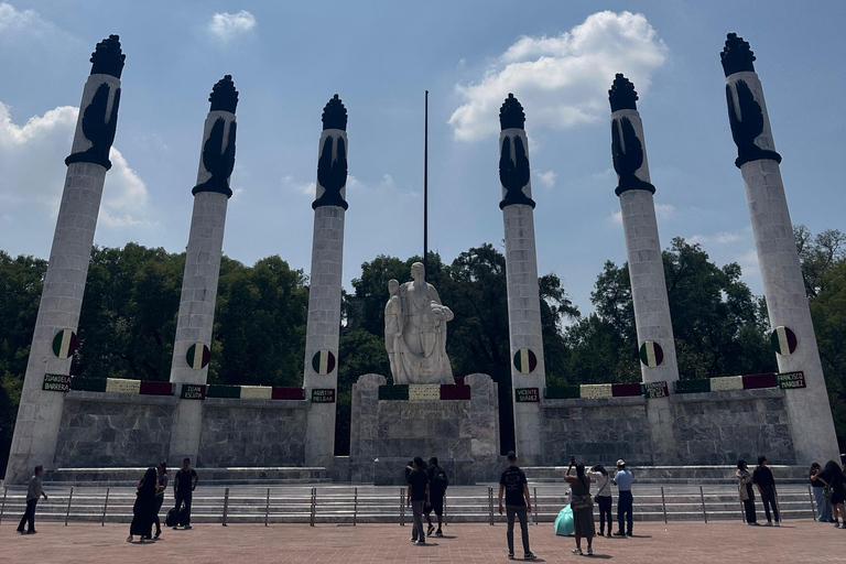 Chapultepec Castle: Private tour with local guide, tickets included Chapultepec Castle: Private Tour with Local Guide and Entrance Fees Included