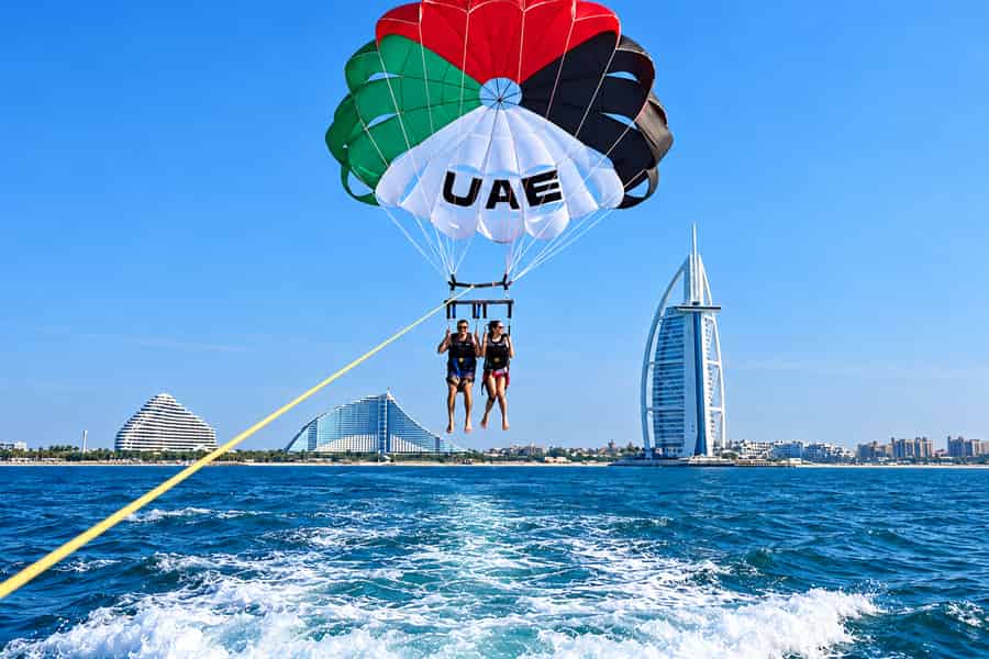 Parasailing am Burj Al Arab mit kostenlosen Fotos, Videos & Eis. Foto: GetYourGuide