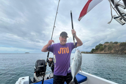 Labuan Bajo: Fishing Snorkeling Tour with Captain