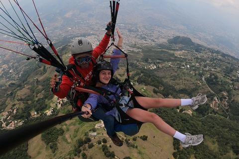 Paragliding över Medellin i San Felix med skytteltrafikParagliding över Medellin i San Felix en fantastisk upplevelse