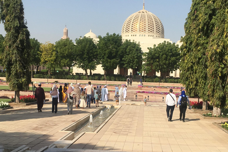 Muscat: noleggio auto e autista per un&#039;intera giornata in Oman