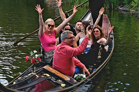 Hamburg: Alster Lake public Tour in a Real Venetian Gondola