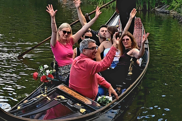 Hamburg: Alster Lake public Tour in a Real Venetian Gondola
