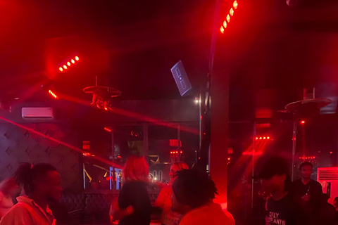 Aventure nocturne à Arusha : dîner dans une cabane dans les arbres et tournée des clubsLa vie nocturne authentique d'Arusha : bars, clubs et ambiance locale