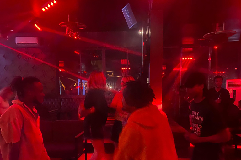 Aventure nocturne à Arusha : dîner dans une cabane dans les arbres et tournée des clubsLa vie nocturne authentique d'Arusha : bars, clubs et ambiance locale