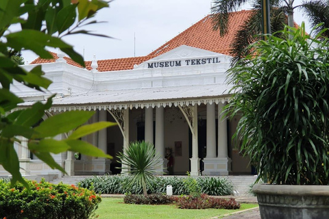 Jakarta Landmark Tour with Batik Workshop