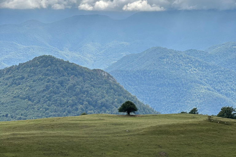 La vida del pueblo y una de las famosas montañas de Armenia