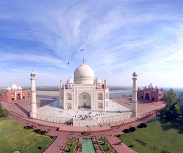 From Delhi: Taj Mahal & Agra Trip with Premium Luxury Car
