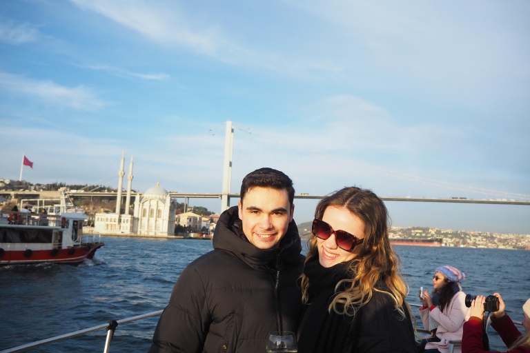 Istanbul: Bosphorus Luxury Yacht Cruise with Wine and Snacks