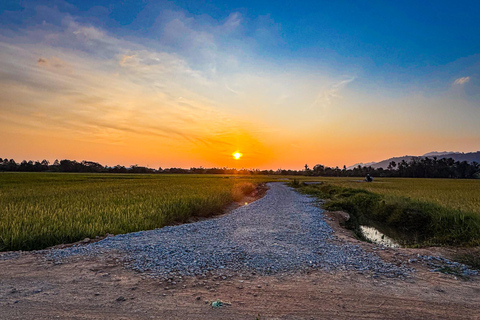 Langkawi Quad Hilltop Golden HourL&#039;heure d&#039;or du quad sur la colline de Langkawi