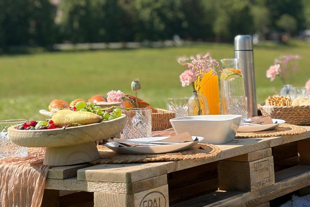 Pícnic de lujo al aire libre para desayunar en los montes Tatras