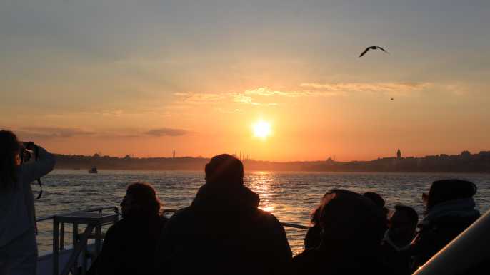 Istanbul: Bosphorus Sunset Cruise on Yacht with Live Guide
