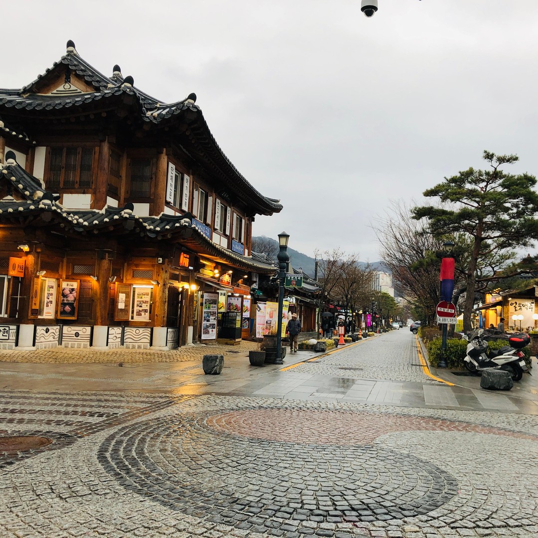Seoul: Donghaksa Cherry Blossom and Jeonju Hanok Day Tour