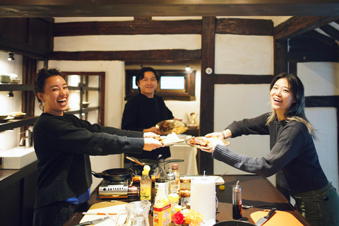 Clase de cocina Royal Seoul en un hanok centenarioClase de cocina real de Seúl en una casa tradicional hanok de 100 años de antigüedad