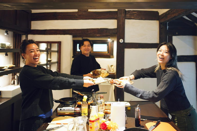Clase de cocina Royal Seoul en un hanok centenarioClase de cocina real de Seúl en una casa tradicional hanok de 100 años de antigüedad