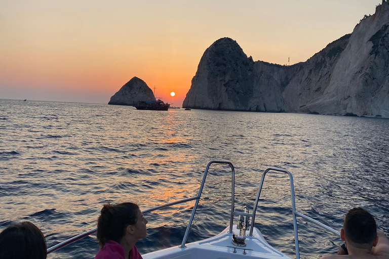 Zakynthos: Cruzeiro privado ao pôr do sol no sul da ilha