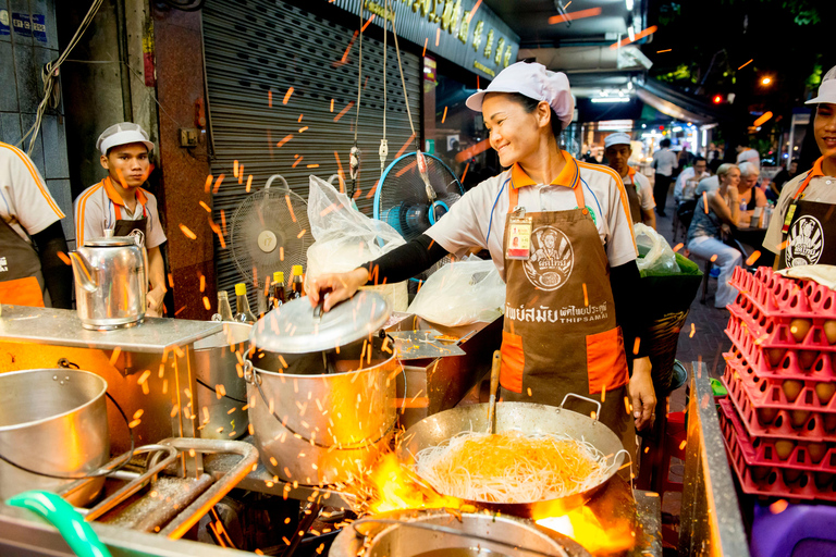 Chiang Mai: Evening Sightseeing and Local Food Guided Tour Group Tour