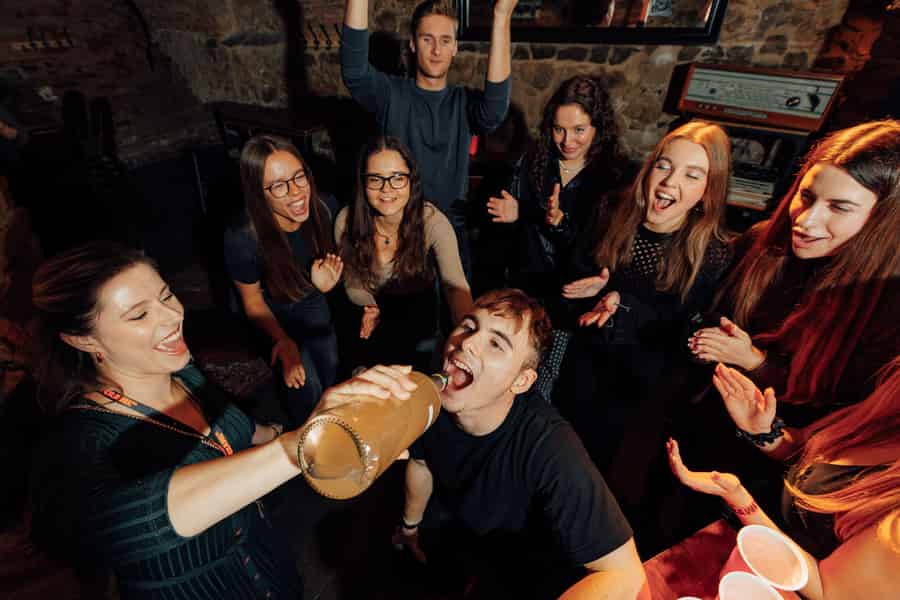 Bratislava: Kneipentour mit VIP-Eintritt, kostenlosen Shots & Bier. Foto: GetYourGuide Bratislava: Kneipentour mit VIP-Eintritt, kostenlosen Shots & Bier. Foto: GetYourGuide