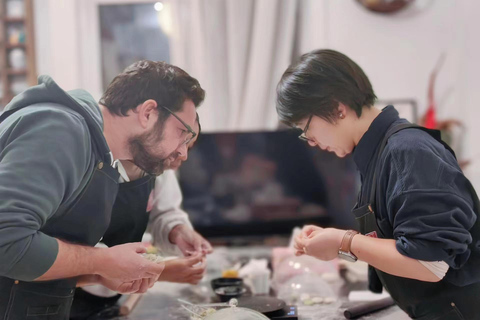 Fabricação de bolinhos de sopa veganos em Shikumen (Shanghai style Lane)