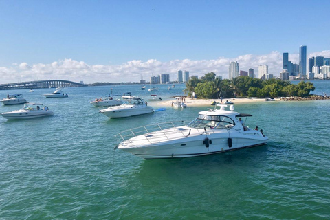 Miami: Noleggio di uno yacht privato con bevandeNoleggio di 2 ore