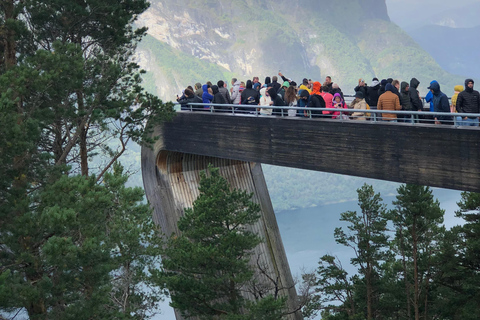 Recorrido privado de 2 días con tren de Flåm, fiordo Hardager y crucero