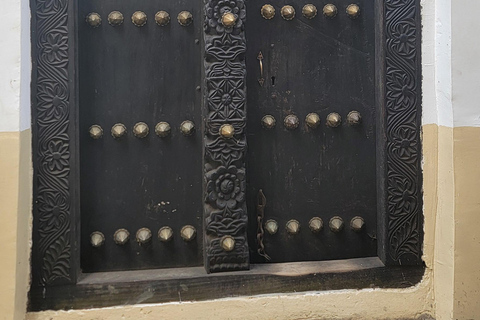 Sabores e historia de Zanzíbar: tour por la granja de especias y la Ciudad de PiedraVen al punto de encuentro en el antiguo fuerte de Stonetown