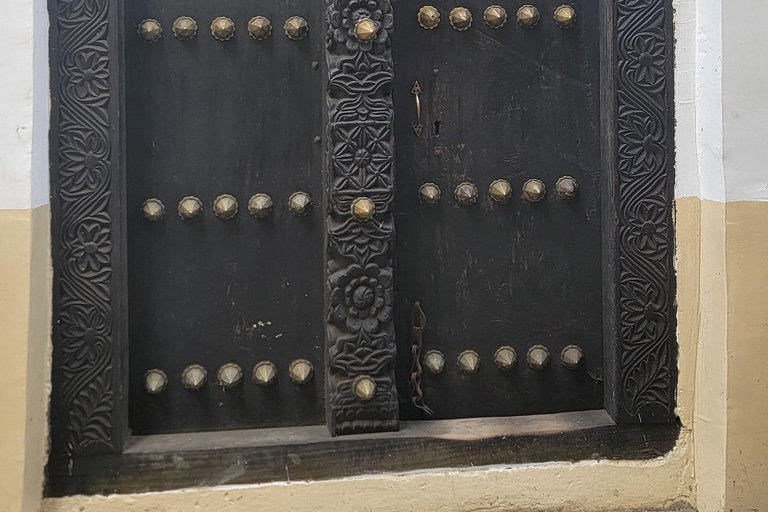 Sabores e historia de Zanzíbar: tour por la granja de especias y la Ciudad de PiedraVen al punto de encuentro en el antiguo fuerte de Stonetown