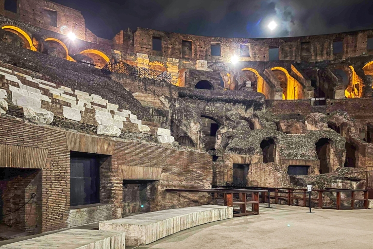 Roma: Coliseo de noche con recorrido subterráneo y piso de arena