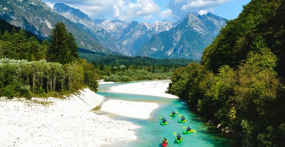 Bovec: Ikonische Sit-on-Top Kajaktour auf der Soča +FREEphoto