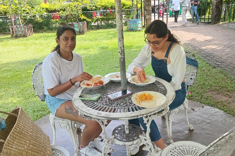 Kandy: Tuk Tuk City Tour with Local Driver