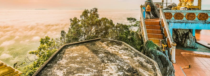 Krabi: Excursão ao Templo da Caverna do Tigre, à Piscina Esmeralda e às Fontes Termais