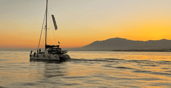 Marbella: Catamaran Sunset Cruise with Drinks and Snacks