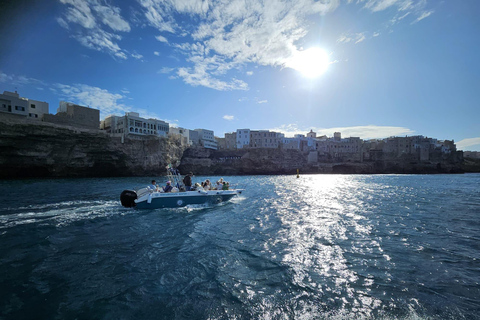 Polignano a Mare: Crucero en lancha rápida a las cuevas con aperitivoCrucero en grupo