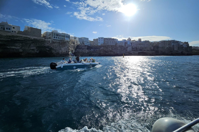 Polignano a Mare: Crucero en lancha rápida a las cuevas con aperitivoCrucero en grupo