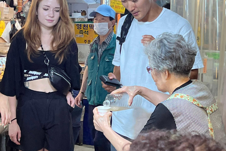 Caminhada noturna na fortaleza e lanche em um mercado local