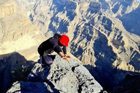 Muscat: Jebel Shams Balcony Walk & Wadi Nakhr Shared Tour