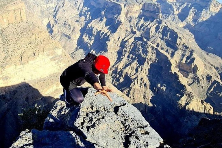 Muscat: Jebel Shams Balcony Walk & Wadi Nakhr Shared Tour
