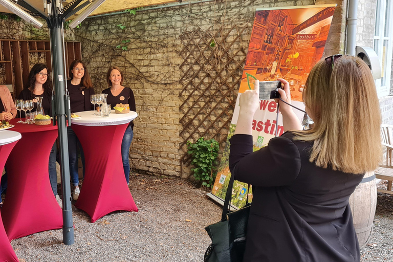 Sarrebruck, Allemagne : Dégustation de vin bio d&#039;une manière précieuse