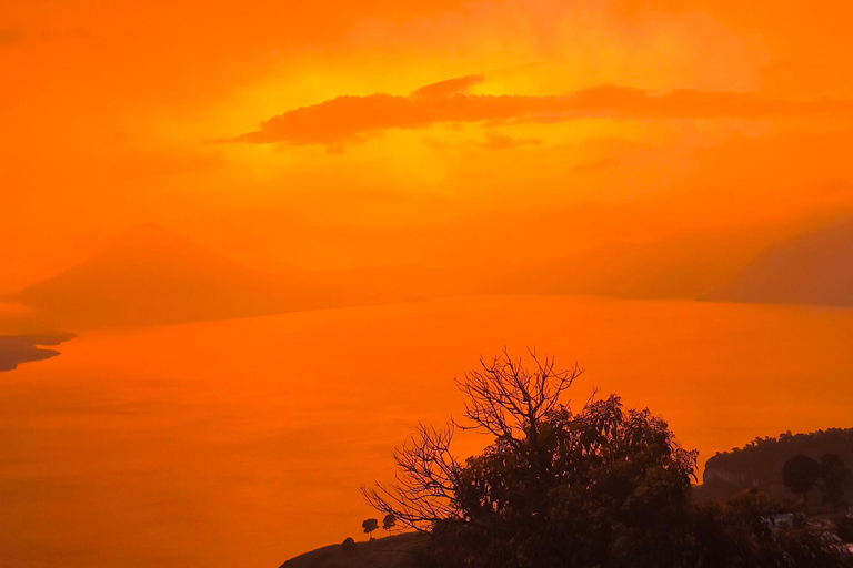 Desde Ciudad de Guatemala: Navegacion en Lago Atitlán y Visita a Iximché